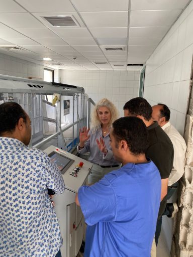 Jordanien Highspeed Laufband Universität Menschen in einem Raum, die an einem Steuerpanel einer Maschine arbeiten und diskutieren.