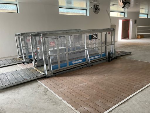 Barrierefreier Zugang mit Rampen und Aufzügen in einem modernen Innenraum.