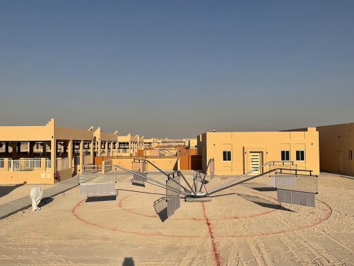 Bahrain 12 Führanlagen Dachlandschaft mit mehreren Stühlen und Tischen im Freien, blauer Himmel im Hintergrund.
