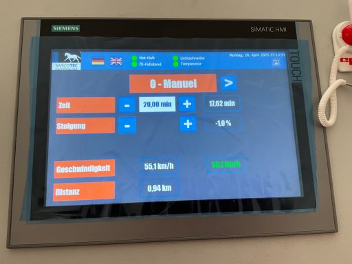 Farbdisplay eines Steuergeräts mit verschiedenen Eingabefeldern und Statusanzeigen.