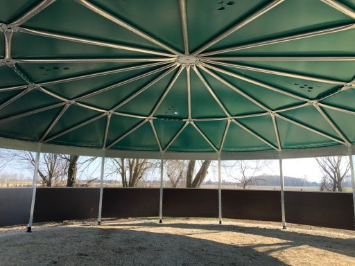 Solide Konstruktion Hübsches, runde Pavillon-Dach mit grüner Decke und stabilen weißen Stützstreben.